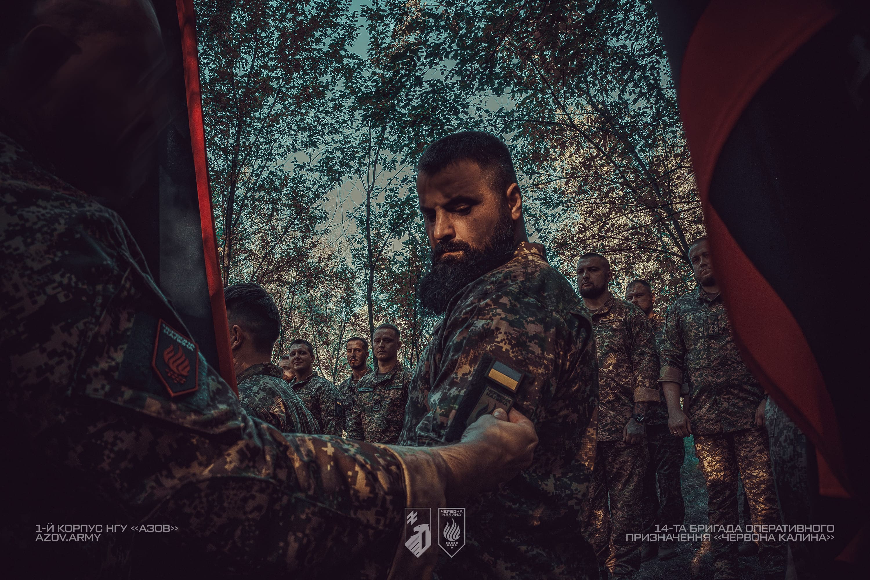 Військовослужбовець із бойовим прапором підрозділу