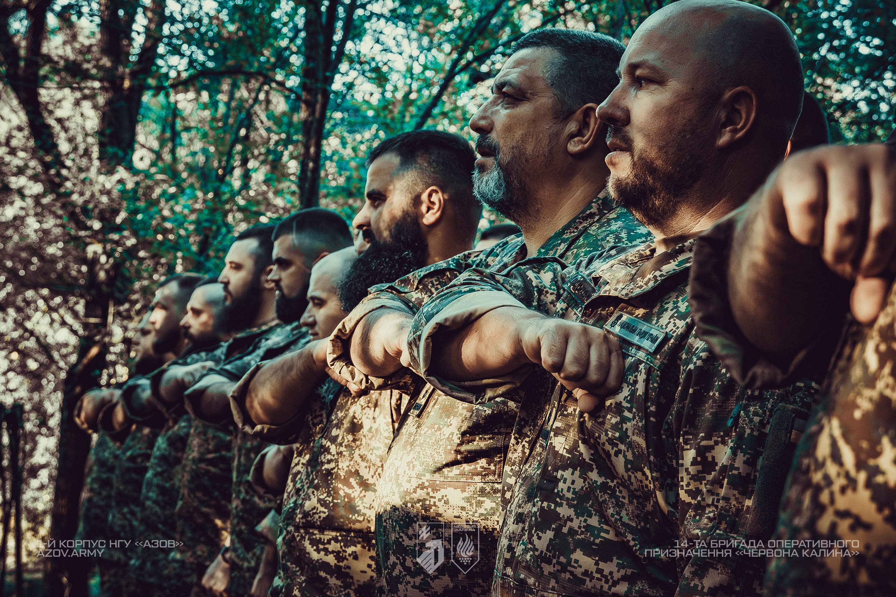 Військовослужбовці під час церемонії вручення бойових прапорів