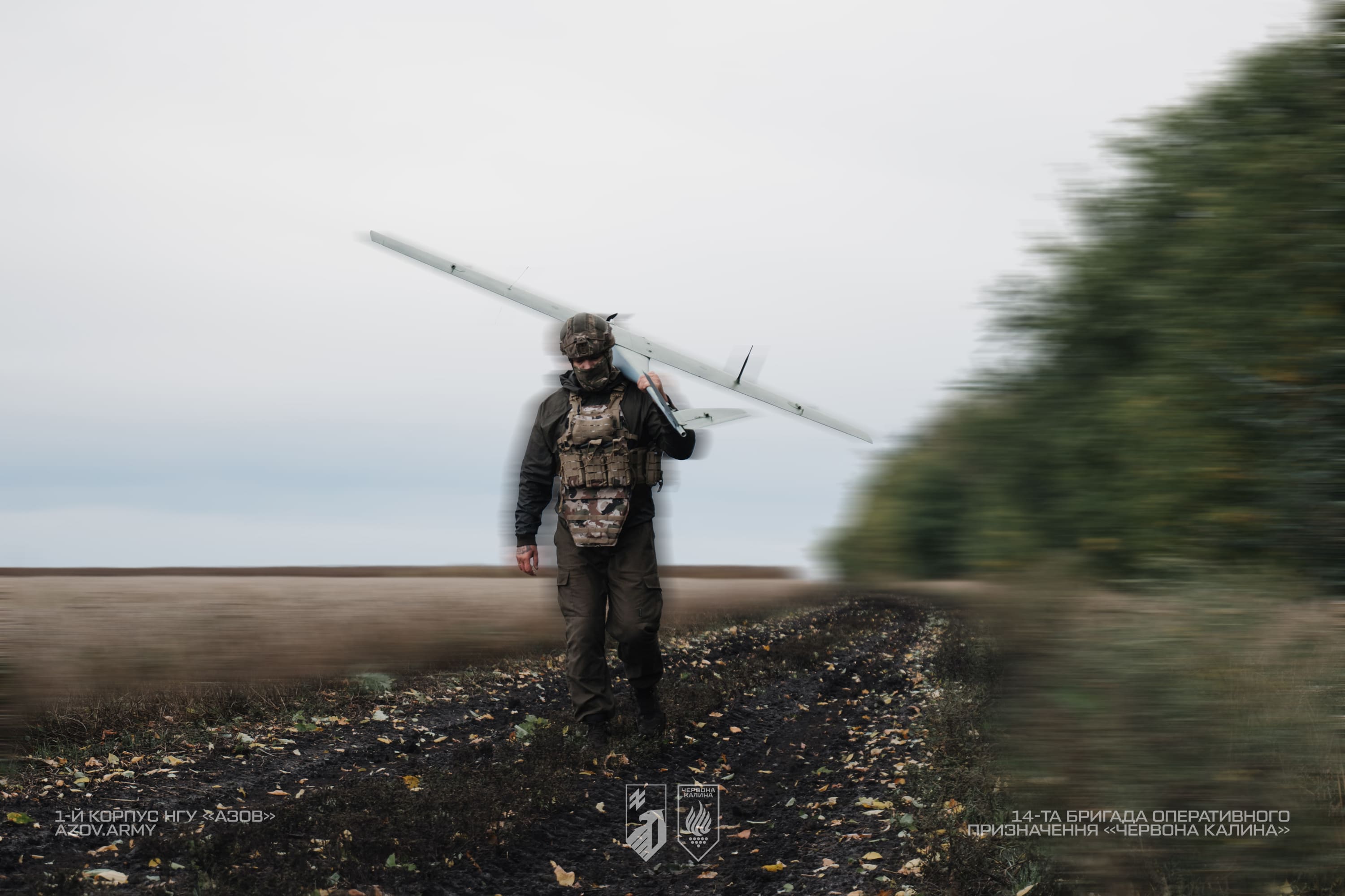 Військовослужбовець несе розвідувальний БпАК «Сокіл» до місця запуску