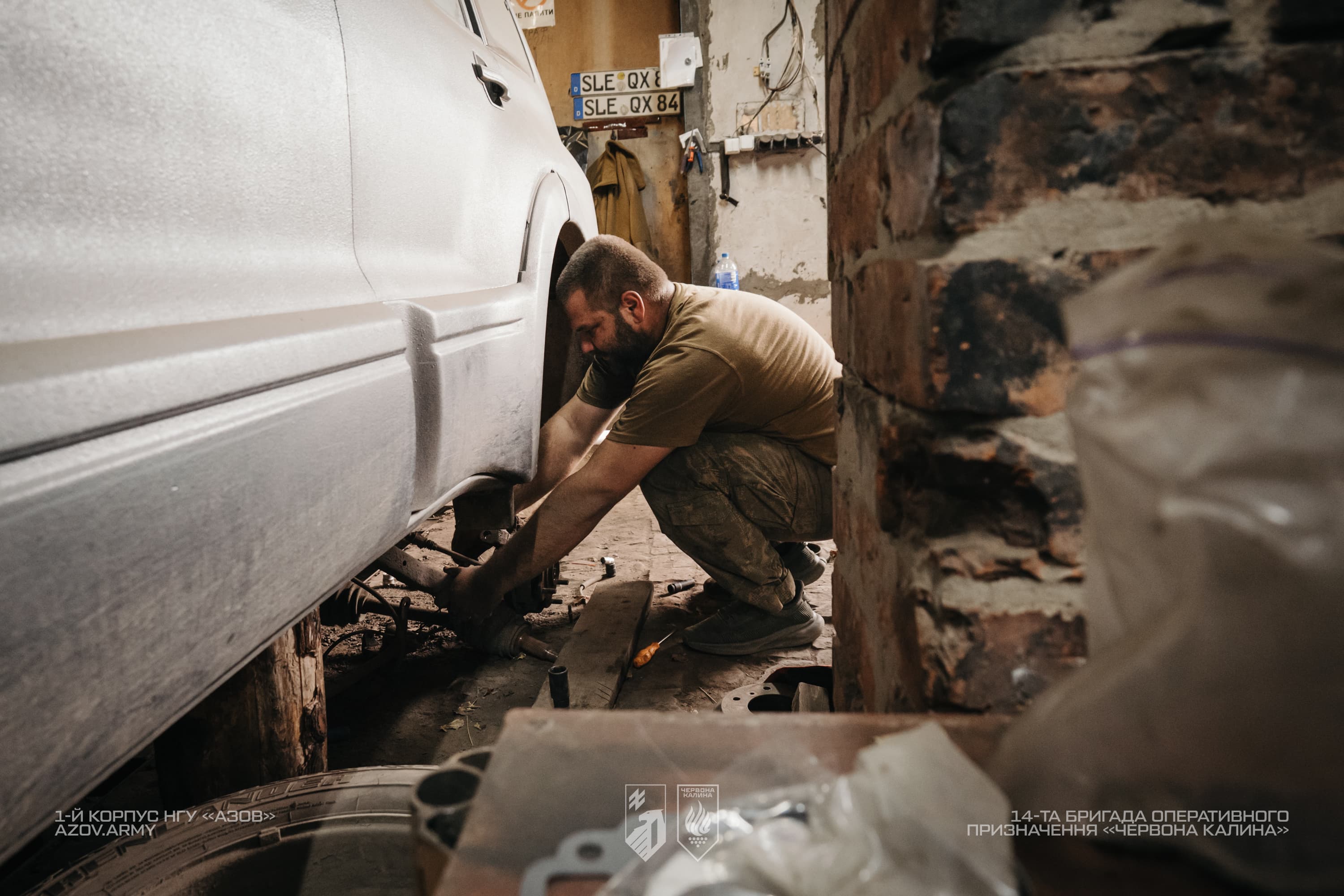 «Скіф» ремонтує підвіску військового пікапа в майстерні 14-ї бригади оперативного призначення «Червона Калина».